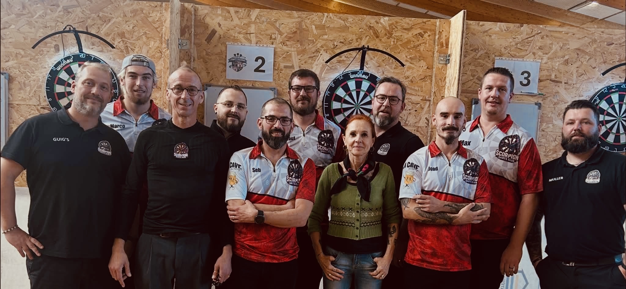 Les membres du Scorpion Darts Club réunis autour d'une cible